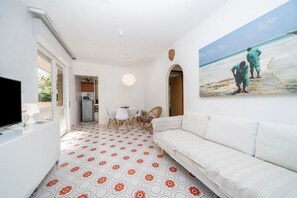 Living area - GuestHost - Cozy 56 sqm ground-floor apartment featuring a balcony running along the entire perimeter and a private garden, perfect for relaxation and tranquility. Located in Grado Pineta, a green and quiet area just steps from the sea and nature trails, (Grado-Pineta)