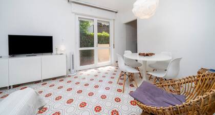 GuestHost - Cozy 56 sqm ground-floor apartment featuring a balcony running along the entire perimeter and a private garden, perfect for relaxation and tranquility. Located in Grado Pineta, a green and quiet area just steps from the sea and nature trails,