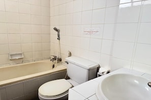 Shower, bidet, towels