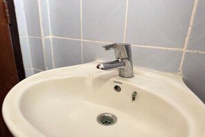 Shower, bidet, towels