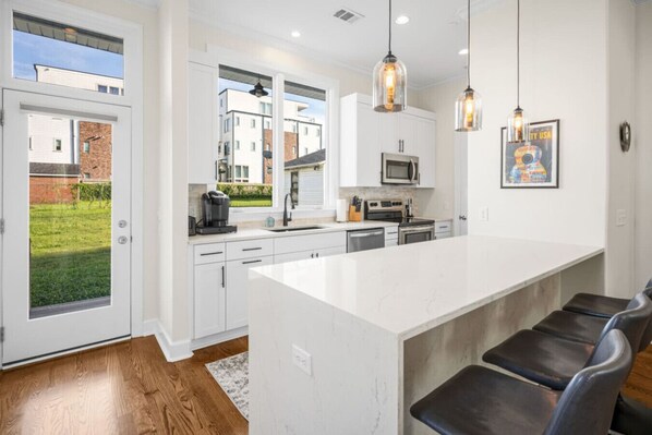 Fridge, microwave, oven, stovetop - Spacious 4BR Townhome Downtown (Nashville)