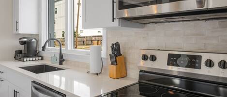 Jääkaappi, mikroaaltouuni, uuni, liesi