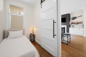 4 bedrooms, desk, iron/ironing board, WiFi