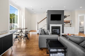 TV - Spacious 4BR Townhome Downtown (Nashville)