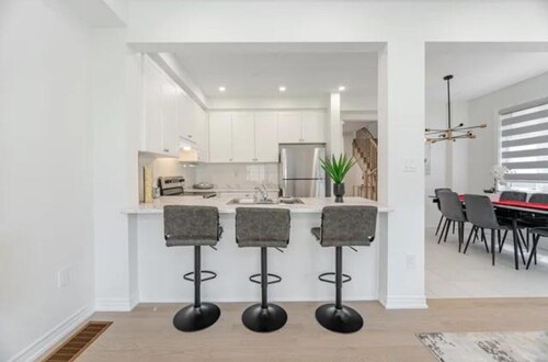 Kleinburg / Vaughan/Brand New/Contemporary/Cozy+ 4 Bedroom/Near Airport/Hwy 427.