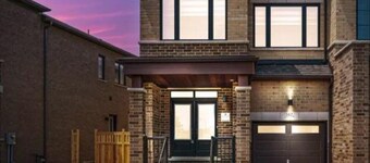 Never Lived-In | Contemporary Comfort, cozy and relaxing , minutes from Airport
