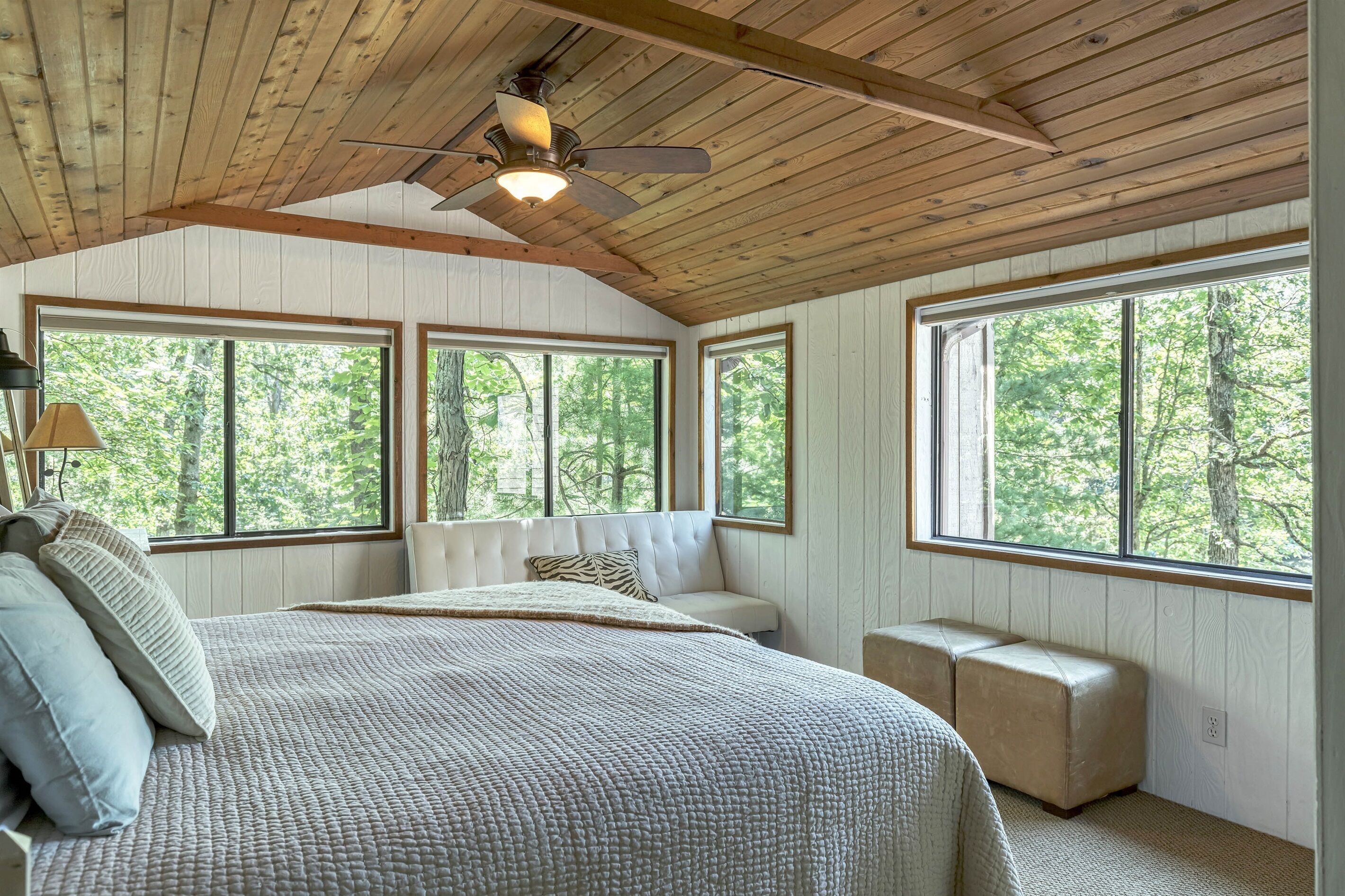 3 bedrooms, desk, bed sheets