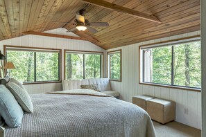 3 bedrooms, desk, bed sheets