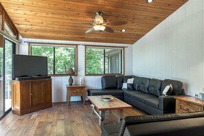 Télévision, cheminée, baby-foot