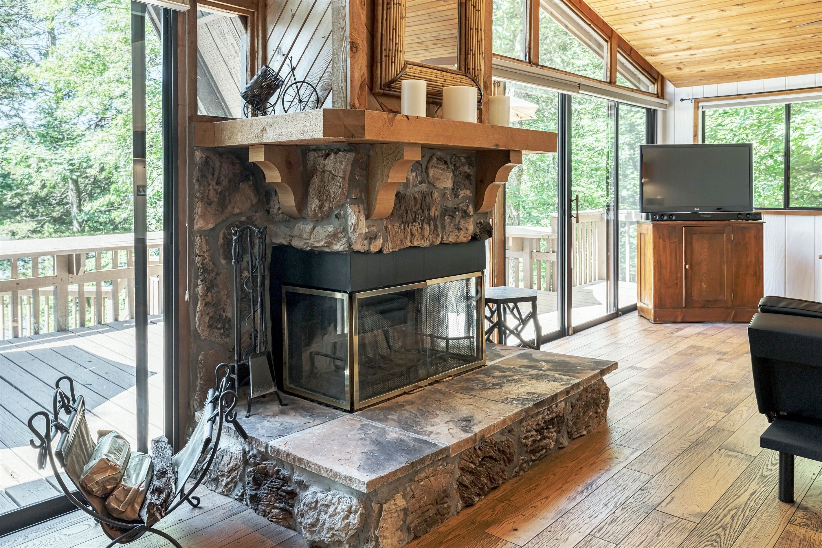 Télévision, cheminée, baby-foot