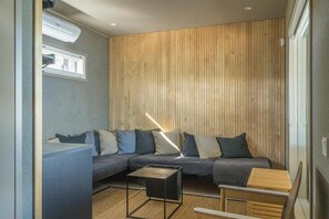 Deluxe Villa, Lake View | Living area