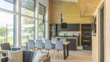 Deluxe Villa, Lake View | Dining room