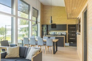Deluxe Villa, Lake View | Dining room