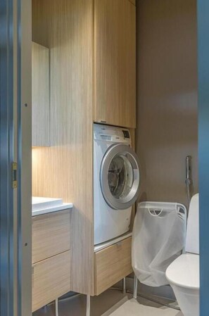 Deluxe Villa, Lake View | Bathroom