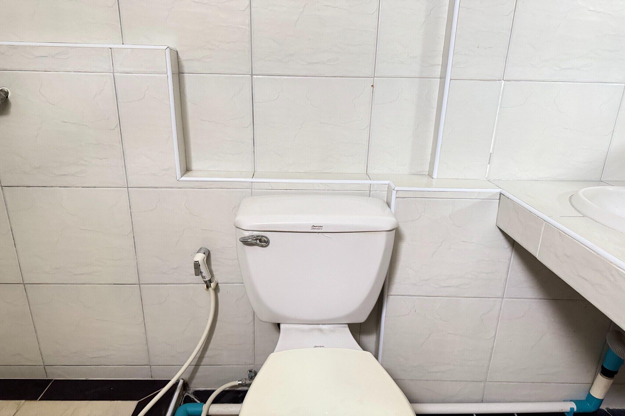 Shower, bidet, towels