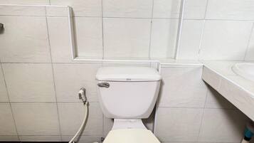 Douche, bidet, serviettes fournies