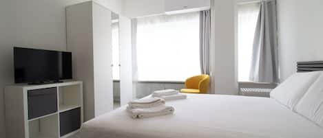 Studio (0 Bedroom) | Coin séjour | TV connectée de 32 pouces avec chaßnes par cùble