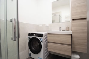 Studio (0 Bedroom) | Bathroom | Shower