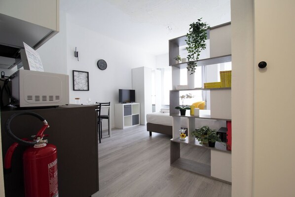 Monolocale (0 Bedroom) | Area soggiorno | Smart TV 32 pollici con canali via cavo