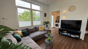 TV - Kings & Queens - 2 bedrooms - whirlpool - garden - barbecue - parking lot (Dudenhofen)