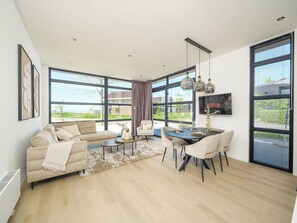 Living area - Luxurious 6-person villa with modern kitchen, sunny garden and within walking distance of the beach. (Workum)