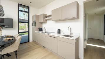 Refrigerador, microondas, placa de cocina, lavavajillas