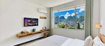 Yangshuo Singingriver climbers house