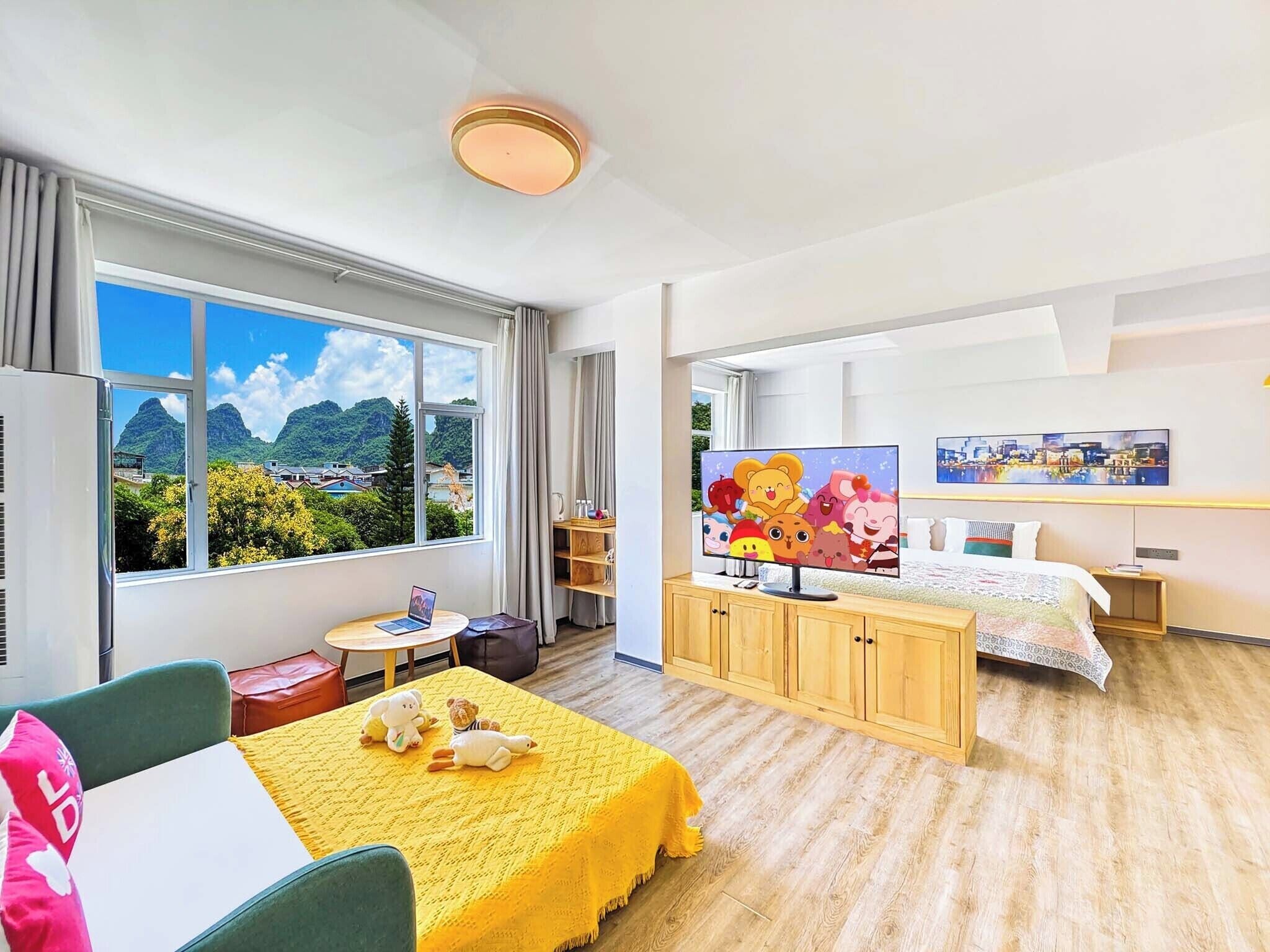 Habitación familiar con 2 camas individuales, vistas a la colina | Escritorio, cortinas opacas, sistema de insonorización y wifi gratis