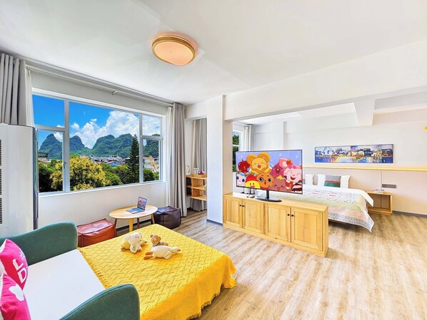 Habitación familiar con 2 camas individuales, vista a la colina | Escritorio, cortinas blackout, insonorización y wifi gratis