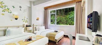 Yangshuo Singingriver climbers house