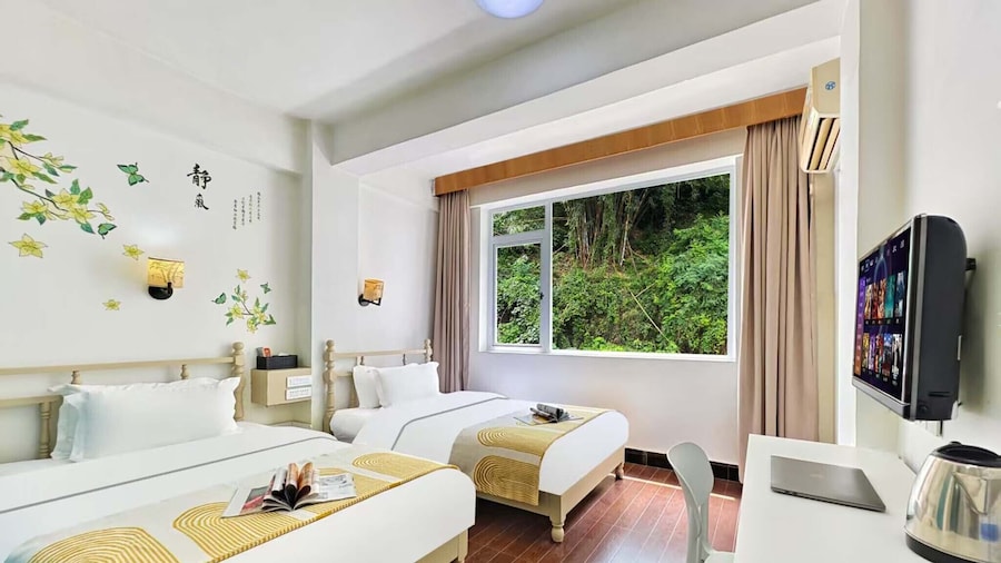 Yangshuo Singingriver climbers house