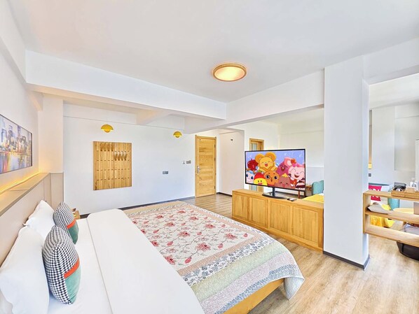 Escritorio, cortinas blackout, sistema de insonorización y wifi gratis