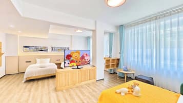 Quarto quádruplo família, vista para a montanha | Escrivaninha, cortinas blackout, quartos à prova de som