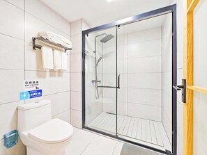 Family Quadruple Room, Mountain View | Bathroom | Free toiletries, hair dryer, slippers, towels - Yangshuo Singingriver climbers house (Guilin)