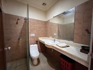 Standard Suite, 1 Double Bed | Bathroom | Shower, towels, soap
