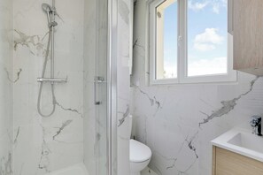 Shower, hair dryer, towels