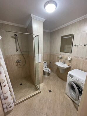 Bañera de hidromasaje, secador de pelo, toallas, jabón