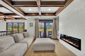 TV, fireplace - Golfside Villa 4300sf 4BD/4BA w/Pool, Sauna, Hot Tub - Near Strip (Las Vegas)