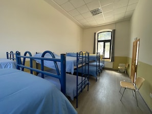 Economy slaapzaal, uitzicht op tuin | Gratis wifi