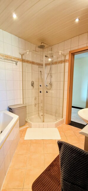 Hårføner, håndklær og toalettpapir