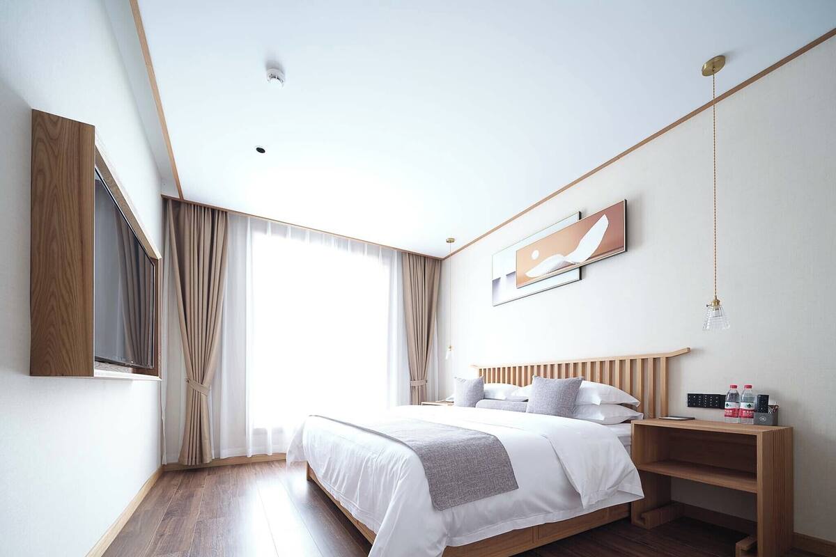 Executive Suite, Partial Lake View | Soundproofing, free WiFi, bed sheets