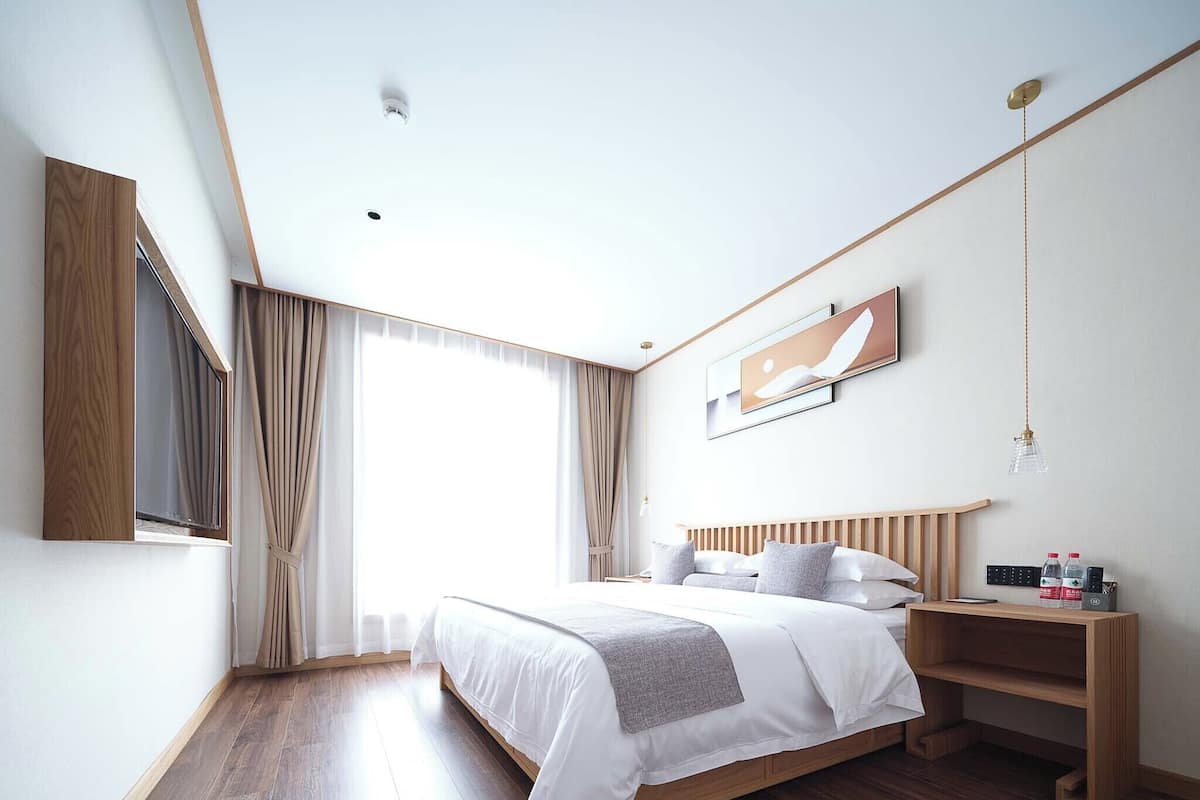 Executive Suite, Partial Lake View | Free WiFi, bed sheets