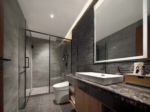 A modern bathroom with a glass-enclosed shower, a white toilet, and a large mirror above a marble countertop. - Jinyun Maixiang Hidden Villa (Lishui)