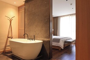 Suite ejecutiva, vistas parciales al lago | Baño | Ducha, artículos de higiene personal gratuitos y secador de pelo