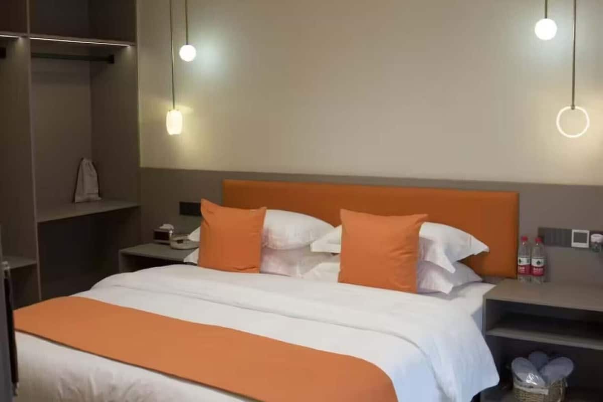Family Suite, Partial Lake View | Soundproofing, free WiFi, bed sheets