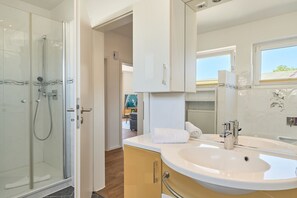 Shower, towels, soap - Auszeit Neustadt - new in the rental: Auszeit Neustadt (Neustadt in Holstein)