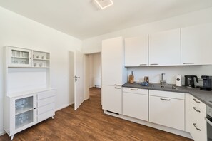 Fridge, microwave, oven, stovetop - Auszeit Neustadt - new in the rental: Auszeit Neustadt (Neustadt in Holstein)