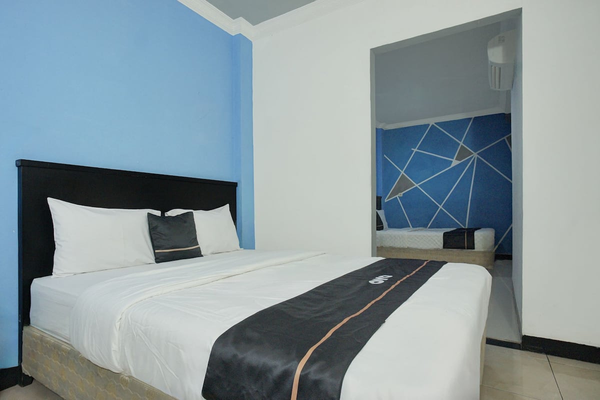Escritorio, wifi gratis y ropa de cama