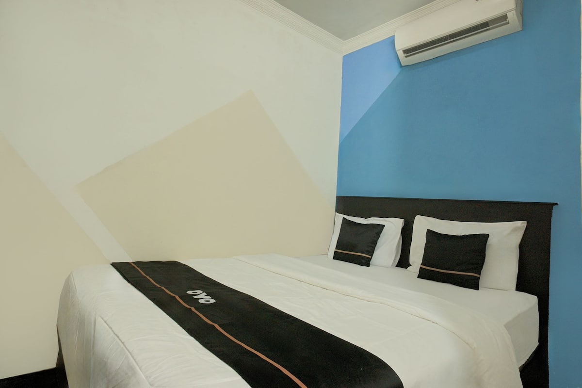Escritorio, wifi gratis y ropa de cama