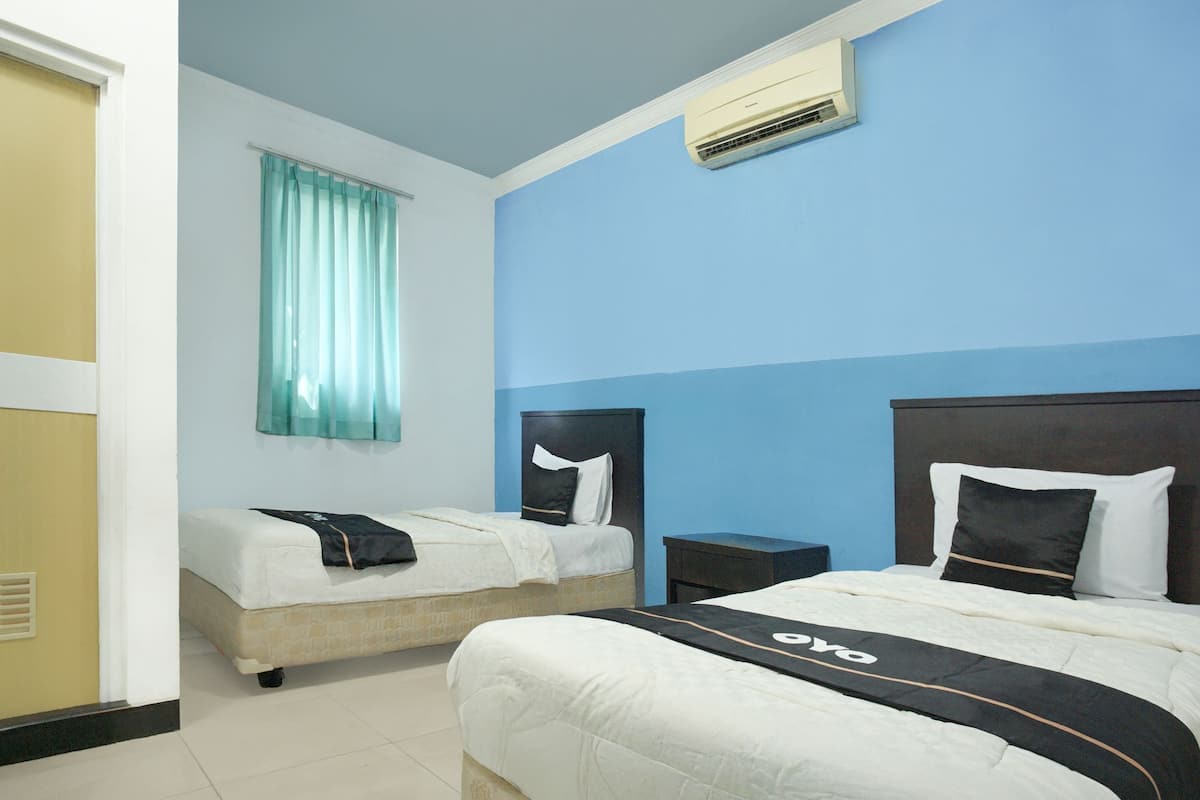 Quarto duplo standard | Escrivaninha, Wi-Fi de cortesia, roupa de cama